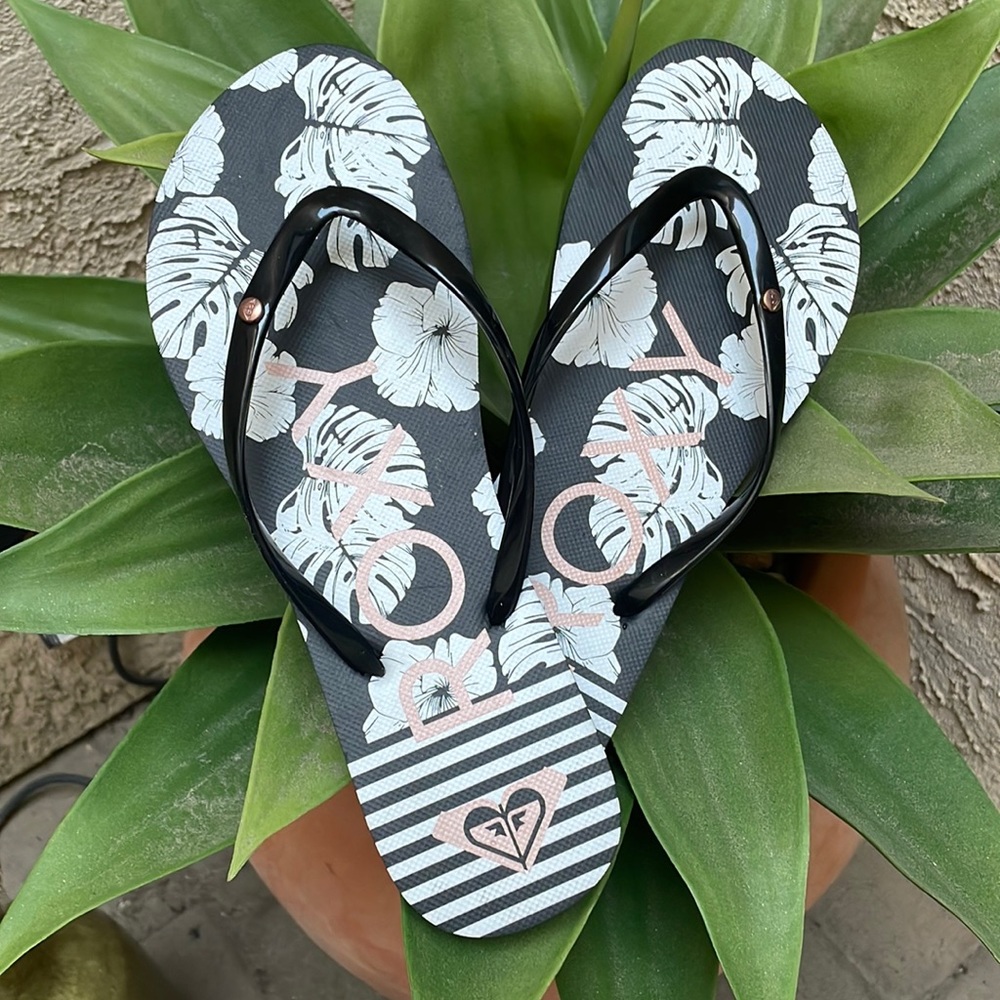 ROXY Flips- Brand New & Never Worn!  Black, White & Tan.